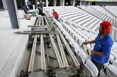 圣保罗球场的工人们紧锣密鼓争取赶在开幕之前完成球场坐席布置。（实习编辑：胡嘉怡）