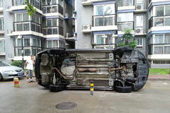 堵路车辆被居民开车撞翻