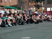朝鲜球迷围坐火车站广场观看世界杯赛事