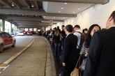 人们排长队在圣保罗国际机场等候出租车。