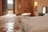 对于想重温浪漫的情侣来说，该榜单首推座落在 13世纪岩洞里的意大利Sextantio Le Grotte 酒店，这里提供温馨的烛光卧室，天然露台和厨艺课程，洋溢着“单纯的魔力”－ 其浪漫指数超越了另外两名劲敌：Cabo San Lucas 酒店和Santorini 酒店。