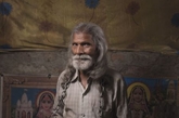 据英国《每日邮报》6月24日报道，英国摄影师马克·利弗（Mark Leaver）前往印度旅行时，抓拍到德里贫民窟艺人街的独特风景。这里2800多户家庭都是街头艺人，包括木偶艺人、音乐家、杂技演员、民间歌手、魔术师等。这些艺人从哪里来已经不得而知，但艺人街（Kathpulti Colony）的出现可追溯到40多年前。随着时间流逝，这里开始形成一种独特的文化现象。现在，政府正要清理这一地区，艺人们被要求离开，为兴建豪宅让路。此举引发许多人担忧，这些艺术形式的存在遭到威胁。为了留住艺人街的魅力，英国摄影师利弗记录下每位艺人的天赋与生活。（实习编辑：胡嘉怡）