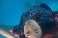 女大学生水下拍毕业照