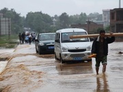 广西全州遭强降雨袭击  路面损毁似“龟裂”