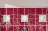 红色总会给人一种激情十足的感觉：就如这款卫生间的装修一样，红色的瓷砖与白色的背景墙相搭配，极具视觉上的冲击力，也富有时尚的韵味。（实习编辑：辛莉惠）