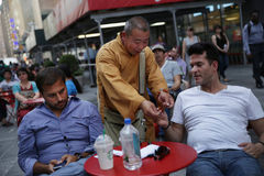 纽约现华人假和尚尼姑当街乞讨