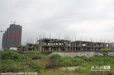 2014年7月2日，浙江省义乌市义亭镇安居工程暨金城-香格里拉庄园”项目，2009年开工近半年就停工，在当地政府介入下，借给开发商3300万，4栋11层的安居工程完工。但已建成三分之二的50余栋排屋一直荒废，五六年没有复工，如今已经变成一片鬼屋。
