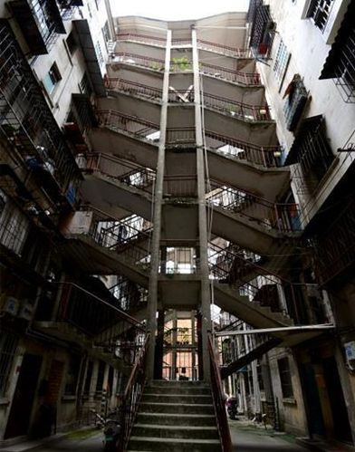广西南宁奇葩楼层霸气侧漏 两栋楼共用一楼梯