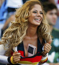 德国女球迷胸夹手机模仿乳神