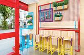 在这件不足40平米的餐厅里，设计师使用了红、黄、蓝、紫四种撞色，使店面氛围活跃，衬托出食物的诱人，让小店的翻座率噌噌噌涨起来。（实习编辑：王臻）
