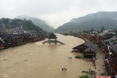 暴雨致凤凰古城严重内涝照片