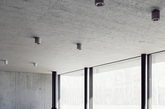 Light Soil V.2是位于波兰城市波兹南的一个独栋住宅项目，建筑地处空旷的野外，建筑工作室DeMateria 利用自然地形特点，使车库与居住空间处于不同的水平线。这栋建筑为简单的几何方块，墙面由粗犷的混凝土与竖向排列的木料结合，传递出厚重与精妙的多重感受。宽大的落地玻璃窗为居住者提供绝佳的视野。（实习编辑：温存）