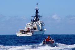 解放军检查美军维希号模拟商船