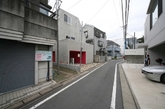 Taishido住宅是坐落在东京西部人口稠密的Taishido区的一所城市住宅。它为一个年轻的家庭设计，家中还包括一只宠物猫。 车库内被涂上鲜艳的粉红色，弥补了地区强制要求的灰色粉刷的外墙的黯淡色彩。住宅的不对称屋顶线将它的趣味性和体积最大化。建筑师创造出一个复杂的内部空间，由大小不等的房间组成，它们堆叠在彼此顶部，有三个楼层高。为家猫创造了小开口和台阶，让它可以在房间之间自由地行动，留下宽敞的楼梯，折跑形成一个图书室，成为一个家庭成员宁静休息的地方。（实习编辑：温存）