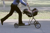 融入滑板车设计的婴儿车。现代人生活节奏快，快到连推宝宝出门散步都像是在争分夺秒，于是乎，这款融入滑板车设计的婴儿车就诞生了。虽然看着好玩，但真的安全吗？（实习编辑：温存）