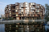 丹麦哥本哈根大学宿舍楼这座造形特别的圆形建筑物于2007年落成，是丹麦建筑师Lundgaard和Traneberg Arkitekter作品，灵感来自中国土楼的设计，夺得过英国皇家建筑师学会国际奖（RIBA International Awards）。其设计概念是着重学生之间的沟通和交流，它是丹麦政府对未来学生居住环境的完美描绘。（实习编辑：温存）
