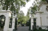 4、位于英国，伦敦，肯辛顿宫花园。价值2.22亿美元。拥有者：拉克希米·米塔尔。资产165亿美元。这位钢铁大王据说在这条安全级别非常高的街道上拥有三处住宅，包括临近以色列大使馆的一处新乔治亚风格的住宅。（实习编辑：石君兰）