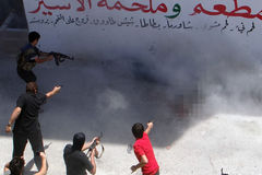 叙利亚叛军枪决2男子