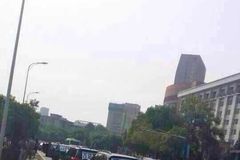 武汉万达业主开数十辆豪车维权