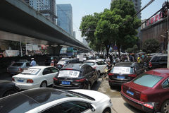 武汉业主百余辆车堵开发商大门