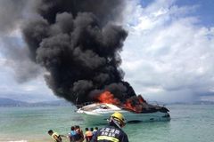 豪华游艇三亚海域起火 船身上部烧剩骨架