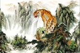 如果是一只虎的构图，以丛林中的上山虎最佳，虎借山势更有威严，在平台，草原或者山脚下的构图都不好。（实习编辑：辛莉惠）