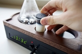 英国设计师Joshua Renouf 设计，这个命名为“Barisieur” 的作品，兼具了自动咖啡机和闹铃的功用。使用者只需要在睡前放入定量的水、咖啡粉、糖和奶，并设定好起床时间。第二清晨便会伴随着感应加热的小钢球煮水的声音和咖啡的香味唤醒。（实习编辑：温存）