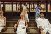 美国著名搞笑团体Improv Everywhere因纽约地铁站炎热而萌生了在地铁站内“安装”桑拿浴室的想法。他们在地铁站内“安装”了一个桑拿浴室，一个按摩区。Improv Everywhere的“行为艺术”逗乐了一些乘客，他们毫不犹豫地脱下衬衫，在腰间围上一条白毛巾，加入其中。
