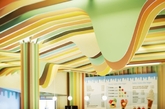 挪威Diplom冰淇淋店是由设计师Scenario Interior精心设计打造的一个冰淇淋的城堡，设计师的设计灵感来自于童话故事。整个店面的外观采用香草色，与它所在的游乐场形成鲜明对比。（实习编辑：温存）