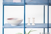 瑞典女设计师Anny Wang 完成的Akin系列家具作品，包括陈列架、橱柜和边桌。三件作品都采用类似的基础结构，使彼此之间呈现出很强的关联性，其共同的特点是在实际使用中十分灵活。陈列架为金属管材框架配白蜡木隔板，开放式的格局，使其在视觉上显得轻盈，设计没有区分空间方向性，在使用中能灵活摆放位置。橱柜的表面采用变色乙烯基材料制作，相互拼接的面板，加以色彩的反射变化，使其在外形上更富有流动性。边桌的金属管材从白蜡木桌面上伸出，形成一个天然的手柄。（实习编辑：温存）