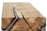 以色列设计师 Hilla Shamia 把天然树干和熔化的铝作为材料，设计了一系列造型独特的家具。设计师保留树干的天然裂痕和结构，然后将熔融的铝浇铸到树干上，树干在高温灼烧下变焦，最终两种材料融为一体。通过保留树干的天然形态，烧焦的木头变成了一种美和情感价值。而金属铝的棱角分明则强化了人造物的印象，并且让人记住这种材料。
