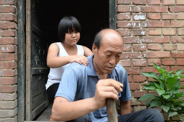<em>11岁</em>小学<em>女生</em>撑起一个家 长大想当医生_教育频