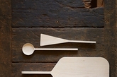 这组由英国设计师Mathias Hahn 设计的Runcible 系列厨房用具，设计师采用制作木制厨具时最常用的材料——枫木制作。因为枫木具有坚固耐用的特点，所以在坐位木质厨具或者木质背景墙这种对耐用性很高的产品时设计师会广泛的采用他们，同时枫木有着自己独特的清香与迷人的纹路质感。（实习编辑：温存）