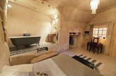 你也想要住进这样的房子吗？那麽下次游玩法国时记得上Airbnb订房啦，因为Alexis和Lotte的这个洞穴屋多出了一间睡房，所以他们决定分租出去，支付€50欧元就可以体验一晚了哦。（实习编辑：石君兰）