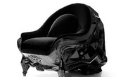而在沙发的反面，我们可以看到传统的椅子。设计的非常非常华丽，连座椅的椅脚都是用黑水晶做的，这实在是太奢华了。在座椅的下面我们还找到了精美的花纹雕工，工匠的技艺再一次得到了充分的展现，对于一张如此别致的椅子，你是不是有了想要购买的欲望呢？（实习编辑：石君兰）