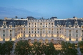 花都巴黎的传奇酒店实在是太多了，新与旧之间的流转让游客目不暇接。但如果是 147 年历史的半岛酒店集团首次进军欧洲，想必也值得收获你的关注。8 月 1 日揭幕的巴黎半岛酒店，建在 1908 年就已诞生的 The Hotel Majestic 酒店基础上。这栋 19 世纪晚期的古典奥斯曼式建筑在设计师梁国辉主理下，采用传统手工艺法翻新复修，充分保留了建筑本身的历史与美学价值，实属难得。
