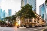 新加坡索菲特 So 酒店
挖掘大师之作
从去年延期到今年 6 月才开张的全球第三家索菲特 So 酒店（前两家分别在法国和曼谷）从筹备开始就造足声势，因为老佛爷 Karl Lagerfeld 为这家位于新加坡的酒店设计了独家标志——一枚狮子徽章（The Lion's Seal），设计灵感自然来源于狮城传说，而这头猛兽的王者气概和庄严形象也被贯彻于酒店整体气质之中。
