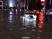 石家庄火车站遭遇暴雨成"水帘洞"