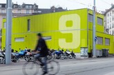 在瑞士日内瓦火车站附近有一处醒目的绿色建筑，只看外墙硕大“9”字似乎是一间仓库，但其实这是瑞士全国13处允许公开注射毒品的场所之一，取名为“9号码头”。