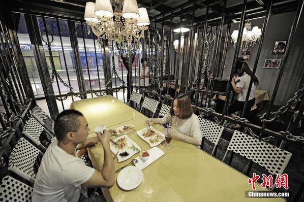 天津首家监狱主题餐厅开幕 提供多种牢饭美食