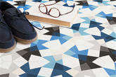 西班牙工作室 MUT 设计了一款名为 Keidos 的瓷砖，铺在地上的效果，就像从万花筒看到的迷幻世界一样。这些六边形瓷砖上印有不规则的花色，有的布满重叠的几何形状色块，有的上面只有三四片颜色，全靠自己搭配拼装。瓷砖的制造商 Entic designs 提供了蓝、红两个色系供消费者选择。Keidos 瓷砖给予了使用者设计的灵感和实际参与拼装的可能性，让使用者自己动手、改变居住空间的环境。最后踏上去这地板，会不会真的有迷幻感呢？（实习编辑：辛莉惠）
