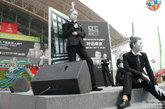 2005年4月15日，“2005南京春季房地产交易会”开幕，一家开发商请来了几位女模特，身穿黑色西服，将头发与脸涂成银色装作“雕塑”，现场用一次成像相机为参观的市民免费拍照赠送，吸引人气。
