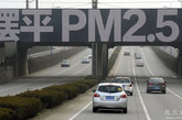 2013年02月15日，江苏省常州市，一家房地产开发商在一处立交桥上打出“摆平PM2.5”的巨幅广告，为其推出的能过滤空气的科技节能住宅促销造势。
