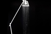 专注于浴室空间的重新构思，Hansgrohe 品牌设计师Axor 最近与日本Nendo 设计工作室合作，完成一款融合淋浴器与灯具的新作品—— “Water Dream”。设计师并非简单地在淋浴器上装上光源，而是从构造上就将两者合二为一。当不使用淋浴器的时候，它便是一款简约的灯具，悄然融入周围的环境；当作为淋浴器时，冷光伴随着水流从头顶倾泻而下，其便升华为一件唯美的艺术品。在设计上包括吊灯、落地灯、壁灯等不同样式，打破淋浴器的使用界限，如落地灯并局限于浴室或淋浴间内使用，可以自由在室内移动，亦或放到露台上。（实习编辑：辛莉惠）