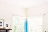 用冲浪板来装饰？意想不到吧！如果你在海边恰巧有个家或者你只是很喜欢海滩风格的装饰，你可以用你的旧冲浪板（或者你现在使用的那些）来装饰！做到这一点最简单的方法就是把你的海浪冲浪板放在海滨风格的卧室，浴室或客厅旁边的墙上。你也可以把它们挂在墙壁，天花板或是附加挂钩上，冲浪板就可以变成一个架子。如果你有不用的冲浪板，你可以用一些明亮的颜色，黑板漆也可以，甚至就用面料裹上放到庭院里也不错！一起来看看下面这些有趣的想法吧！（实习编辑：江冬妮）