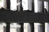 2014年10月8日，山东济南，历山东路2号一居民楼出现楼体柱子多处开裂，用透明胶带捆绑固定的情况。图为用胶带捆绑的柱子。