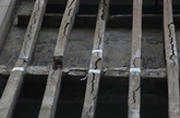 2014年10月8日，山东济南，历山东路2号一居民楼出现楼体柱子多处开裂，用透明胶带捆绑固定的情况。图为用胶带捆绑的柱子。