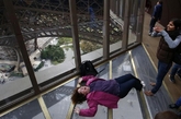 据外媒报道，经过一番重新装修，法国巴黎埃菲尔铁塔的新景观“玻璃地面”6日在公众面前亮相，而这一新地标的产生也标志着埃菲尔铁塔迎来建成125周年纪念。新改建的铁塔首层为“玻璃地面”，以前埃菲尔铁塔325米高的空中观景台是吸引游客最多的景观，而老旧的塔底首层则鲜有人问津。运营方希望改建后的玻璃地面能够为游客提供一处舒适的休息和观景场所。“玻璃地面”位于铁塔中空结构的正下方基座。今后，游客可以站在玻璃地面上俯视距离脚底57米的地面。整修工程耗时两年，造价3750万美元，包括新建几家商店和餐厅以及一座介绍铁塔125年历史、由七块显示屏构成的小型博物馆。
