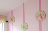 霜雾色系的粉嫩墙面，让你仿佛置身大自然，享受甜美的花香和温柔的清风。徜徉于温馨的空间里，空气中也仿佛有一丝甜蜜在弥漫。（实习编辑：辛莉惠）