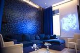 电光蓝色的沙发，在低调的气质中彰显出独特的高品位。不需要复杂的装饰，不需要奢华的外形，简洁的设计下，沙发同样可以深邃典雅。（实习编辑：辛莉惠）
